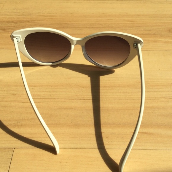 *2 for $10* Retro White Cat-Eye Sunglasses - Picture 3 of 3